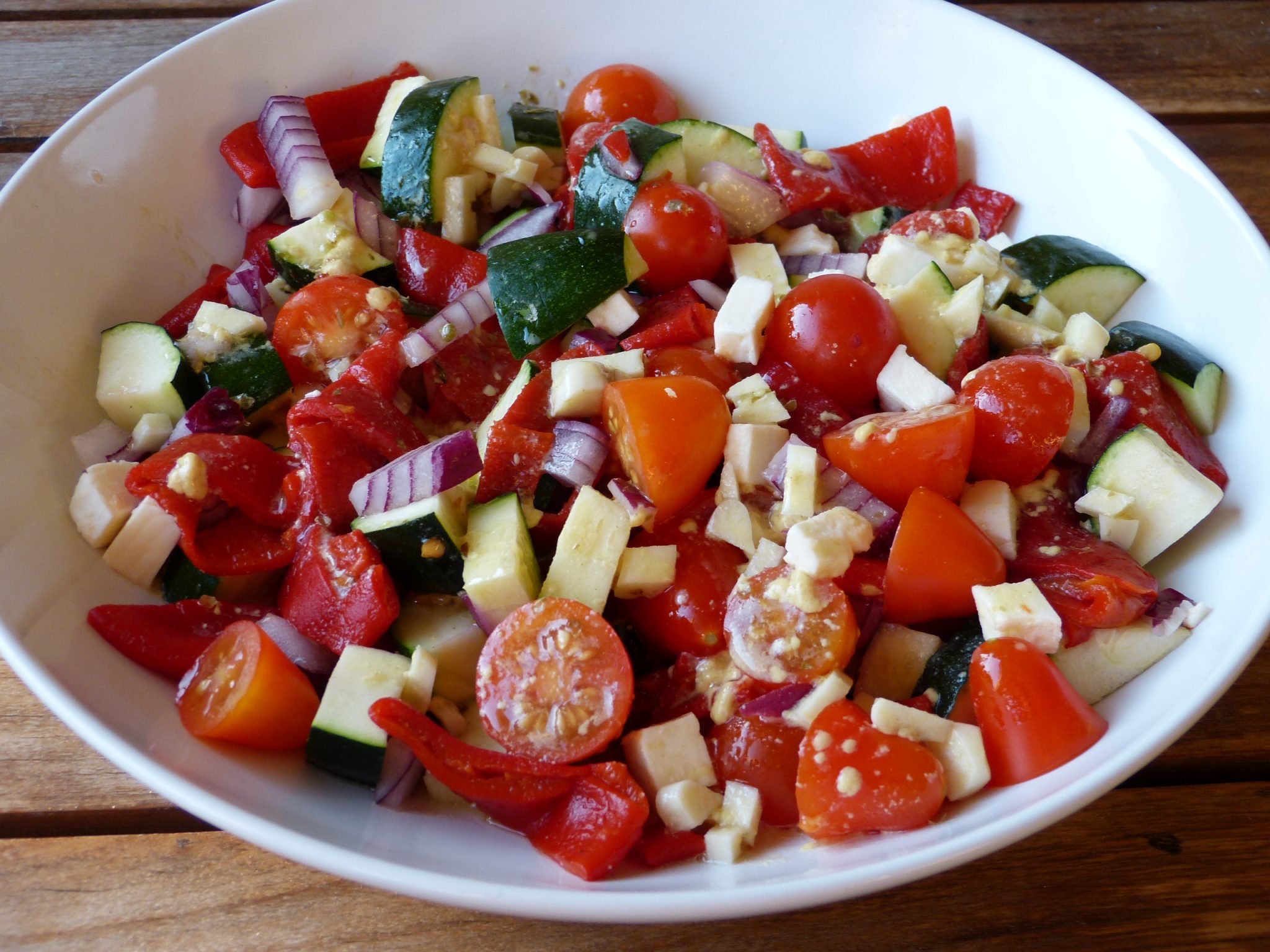 Salade méditerranéenne à la courgette poivron tomates et féta Gourmicom